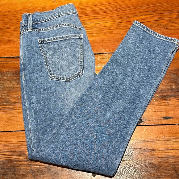 Old Navy Mid-Rise WOW Boyfriend Jeans, Medium Wash Denim, Women's 4 - Picture 1 of 7